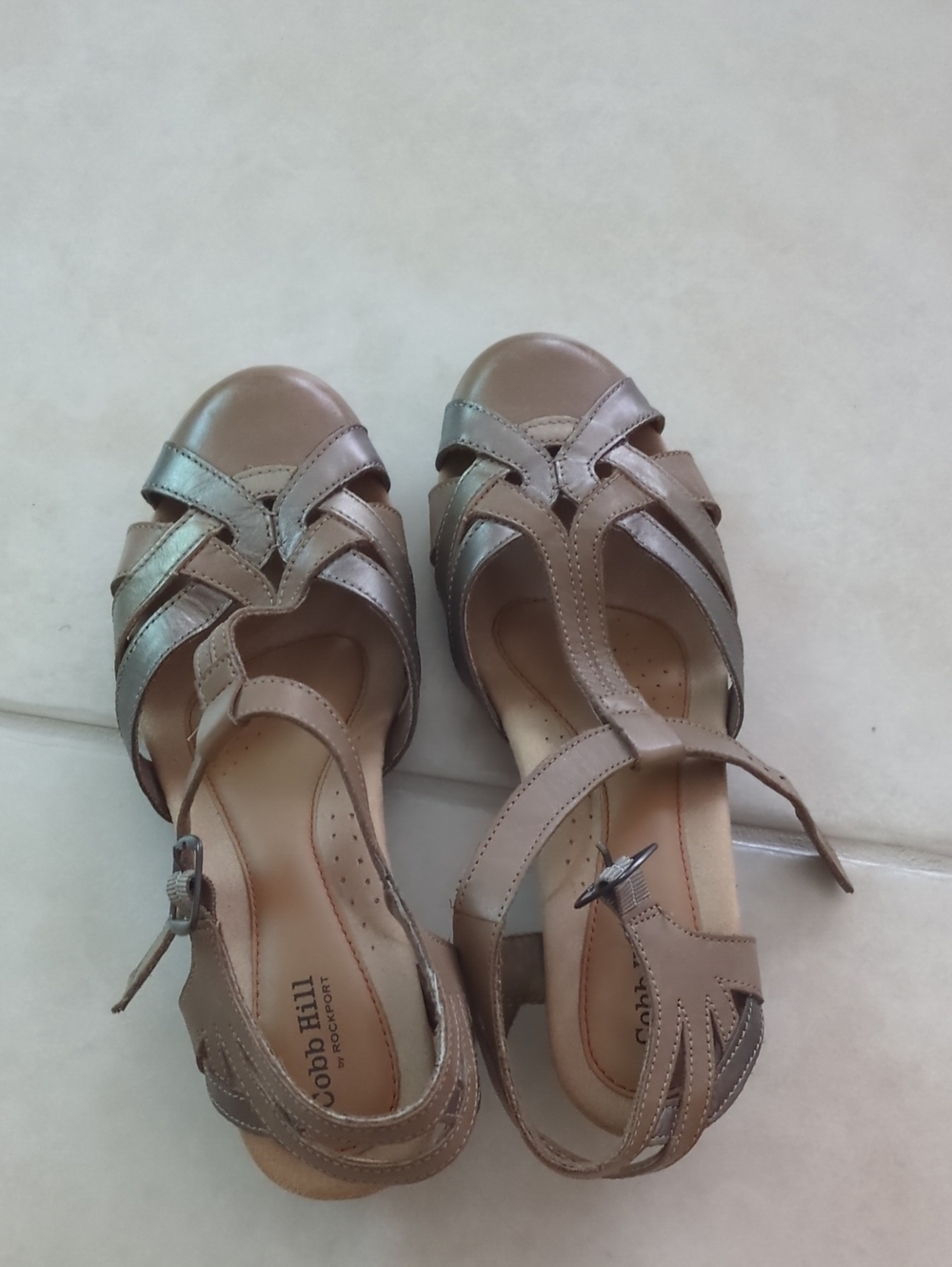 Cobb Hill by Rockport T Strap Taupe Leather Strappy Sandals Sz 9 Comfy Coastal